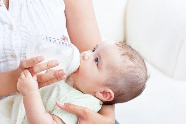 Khi muốn cai sữa cho con, các mẹ cần bổ sung thêm sữa công thức cho bé