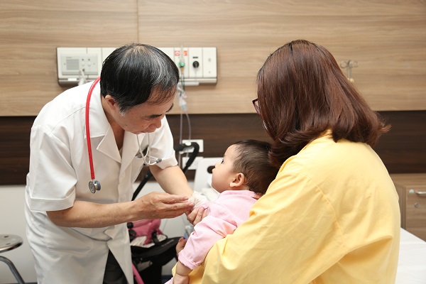 Trẻ cần được đưa đi khám bác sĩ ngay nếu có biểu hiện bất thường