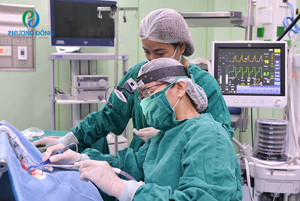 Bác sĩ đang thực hiện cắt amidan bằng dao plasma cho bệnh nhân