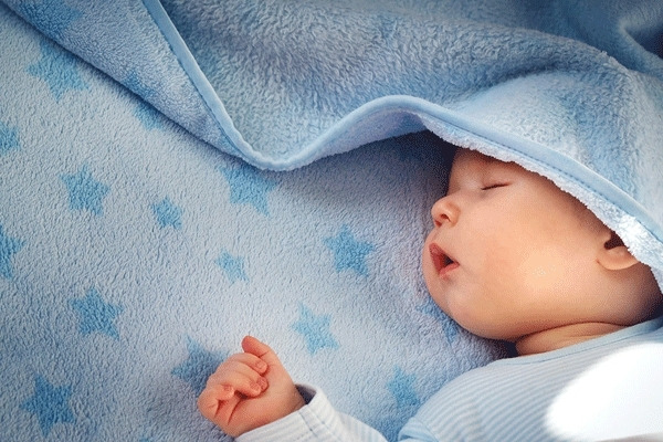 Để chăm sóc trẻ sơ sinh 1 tháng tuổi tốt nhất, ba mẹ luôn phải chú trọng đến giấc ngủ của con