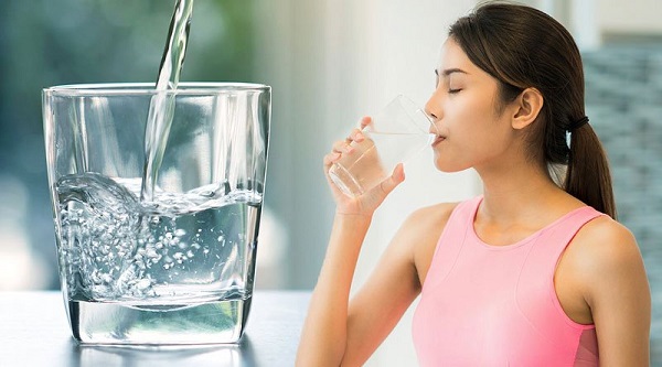 Uống đủ nước cũng là cách chăm sóc sau khi tán sỏi hiệu quả