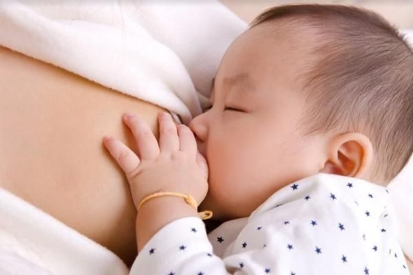 Sau khi sinh nên cho trẻ bú mẹ hoàn toàn trong 6 tháng đầu