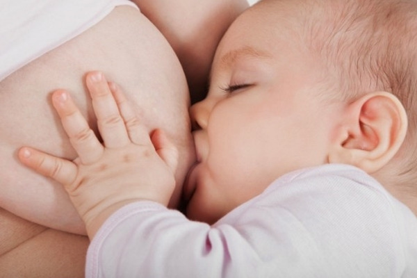 Trẻ sơ sinh 2 tuần tuổi bú từ 8 đến 12 lần một ngày