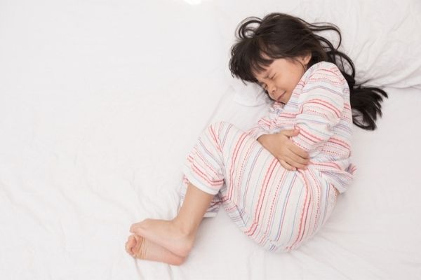 Trẻ nhỏ bị đau bụng kéo dài, cơn đau xuất hiện về đêm cần thực hiện nội soi dạ dày