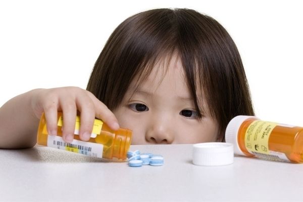 Sử dụng thuốc kháng sinh không đúng quy định cũng có thể gây bệnh đau dạ dày ở trẻ