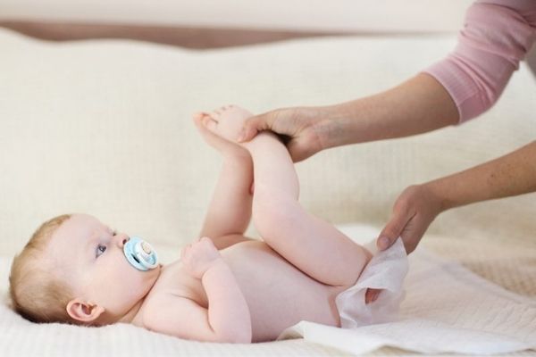 Khi bé bị tiêu chảy kéo dài cha mẹ cần đưa đến khám bác sĩ