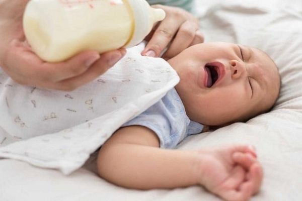 Trẻ bị dính thẳng lưỡi thường chán ăn hoặc bỏ bú