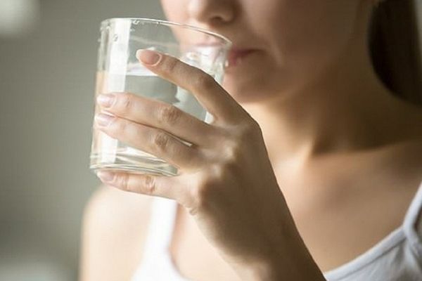 Phụ nữ sau sinh nên uống đủ nước mỗi ngày