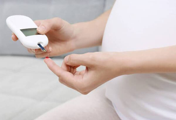 Mẹ bầu có thể dùng thiết bị đo đường huyết để theo dõi lượng đường huyết ngay tại nhà.