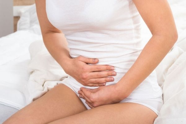 Ra máu báo thai có đau bụng không là thắc mắc của nhiều chị em