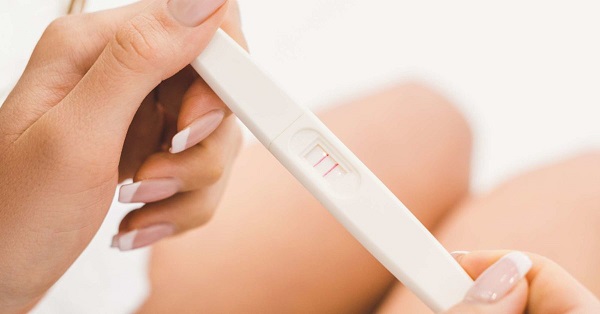 Khi ra máu báo thai chị em có thể thử que để kiểm tra xem có thai thực sự hay không
