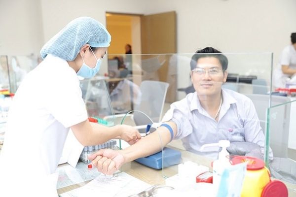 Nhân viên y tế lấy máu để làm xét nghiệm RDW 