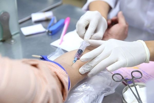 Lấy máu trong xét nghiệm RF