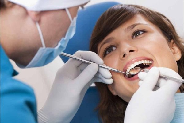 Thăm khám nha khoa tổng quát là bước quan trọng trước khi tẩy trắng răng