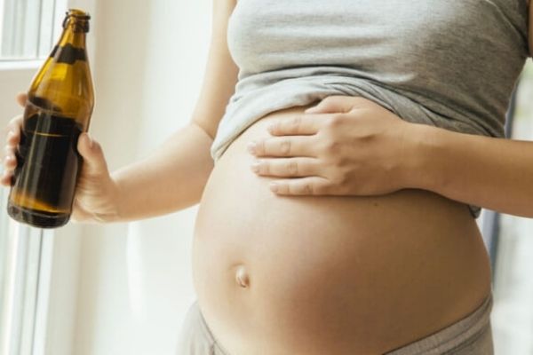 Mẹ bầu sử dụng rượu bia thường xuyên là đối tượng dễ bị thai lưu