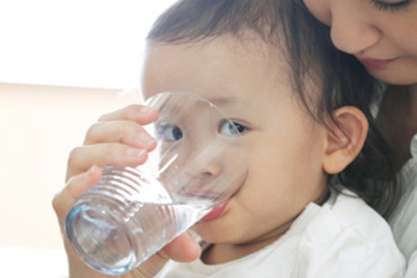 Trẻ bị tiêu chảy do Rota cần được bổ sung nước đầy đủ để tránh mất nước.