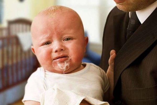 Tình trạng ọc sữa là một trong những biểu hiện của trào ngược dạ dày ở trẻ