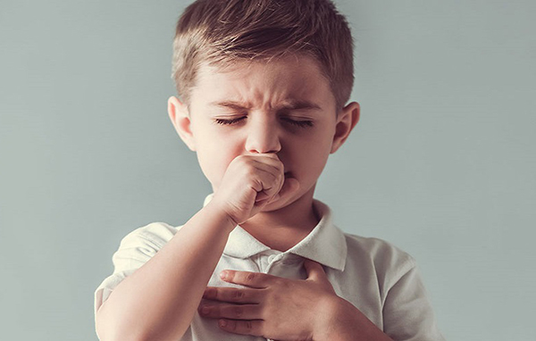 Trẻ bị viêm họng cấp thường đau rát họng kèm theo ho nhiều.