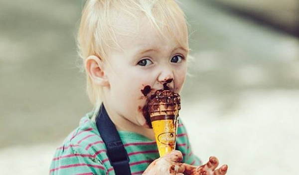 Ăn đồ lạnh nhiều khiến cổ họng trẻ dễ bị kích ứng.