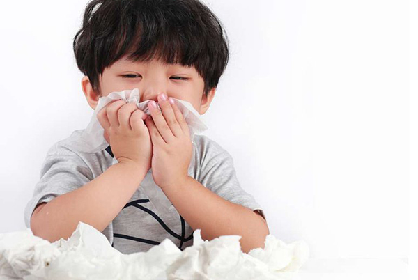 Trẻ bị viêm họng cấp kèm theo nghẹt mũi, sổ mũi rất khó chịu.