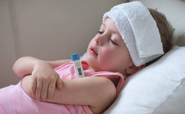 Trẻ viêm họng cấp bị sốt cao không được hạ sốt kịp thời dễ dẫn tới co giật, nguy hiểm.