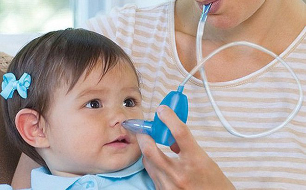 Vệ sinh mũi họng là bước chăm sóc cần thiết giúp trẻ giảm nhẹ các triệu chứng viêm họng.
