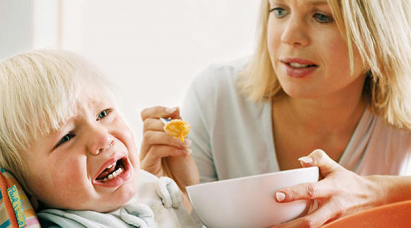 Khi trẻ viêm họng, hãy cho trẻ ăn nhiều bữa thay vì ép trẻ ăn. 