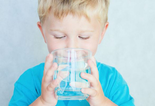 Cho trẻ uống nhiều nước giúp loãng đờm, trẻ dễ đẩy đờm bên ngoài.