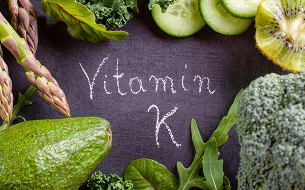 Vitamin K đóng vai trò quan trọng vào quá trình đông máu.