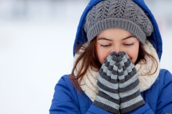 Giữ ấm cơ thể khi mưa lạnh hoặc thay đổi thời tiết để phòng bệnh đường hô hấp