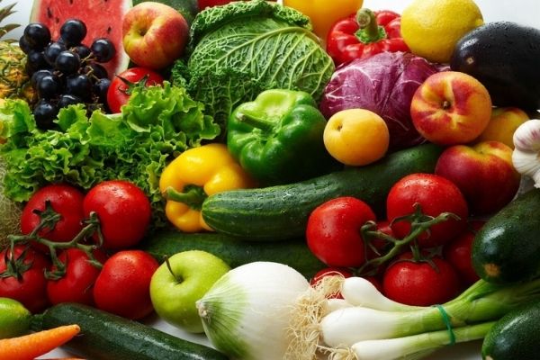 Người bệnh nên bổ sung thêm rau xanh và hoa quả vào chế độ ăn hàng ngày để mau khỏi bệnh