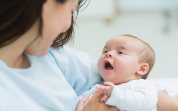 Em bé sơ sinh cần được chăm sóc cẩn thận để đảm bảo sự phát triển toàn diện về cả thể chất lẫn tinh thần