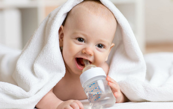 Trẻ sơ sinh chỉ cần bổ sung thêm nước khi được trên 6 tháng tuổi