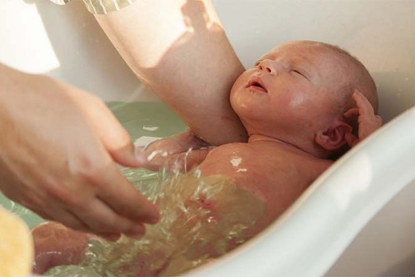 Việc tắm quá kỹ có thể gây hại cho làn da vốn rất nhạy cảm của trẻ sơ sinh