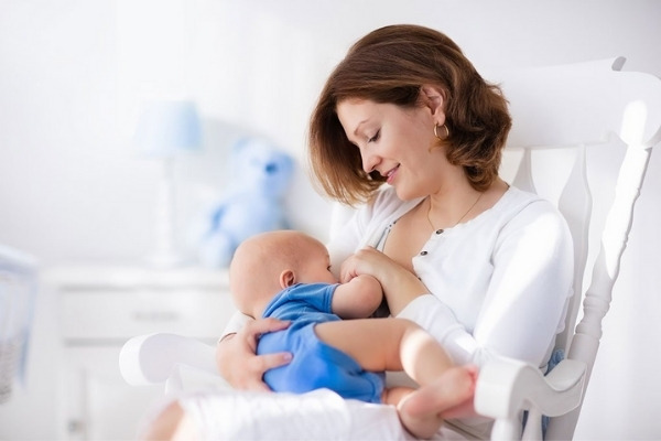 Cho trẻ bú mẹ nhiều hơn sau khi tiêm phòng