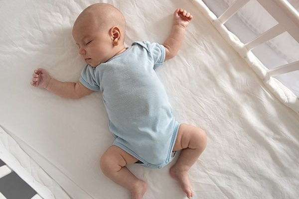 Trẻ ngủ ở giường hoặc bề mặt phẳng chắc chắn là an toàn nhất