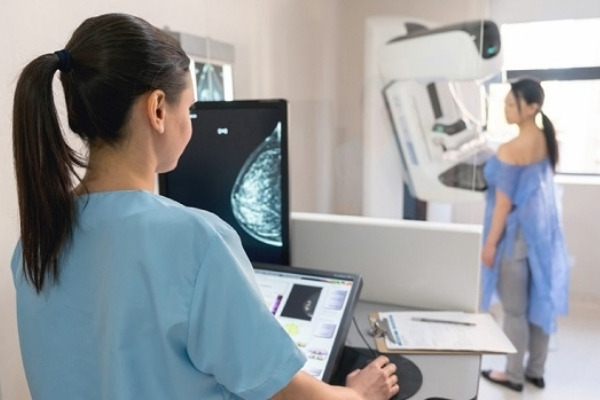Chụp X- quang tuyến vú hay còn gọi là chụp nhũ ảnh (Mammography)