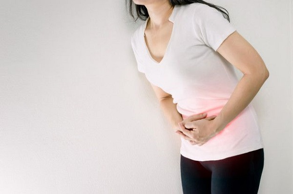 Cơn đau bụng ở nữ giới có thể do các bệnh lý phụ khoa