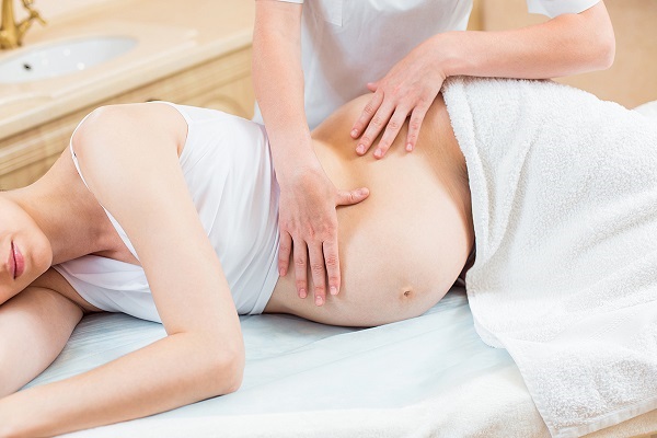 Massage nhẹ nhàng sẽ giúp giảm đau và cảm giác khó chịu cho mẹ bầui