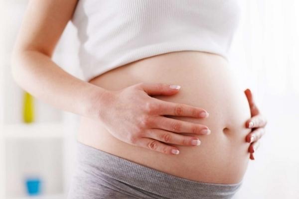 Dụng đau khi thai ở 3 tháng giữa thường là do tử cung phát triển và dây chằng phải căng ra để nâng đỡ thai nhi
