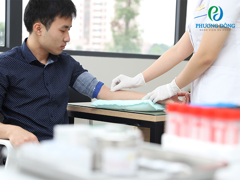 Lấy máu xét nghiệm cho khách hàng khám sức khỏe lái xe