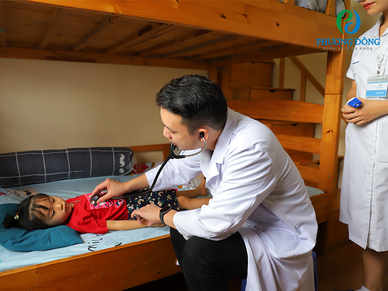 Bác sĩ khám bệnh tại nhà cho bệnh nhi sốt xuất huyết