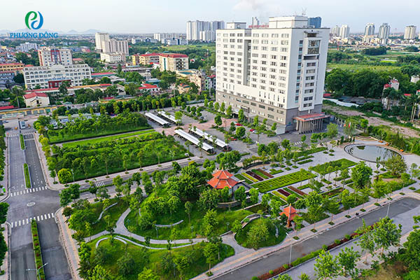 Khuôn viên xanh mát tại BVĐK Phương Đông