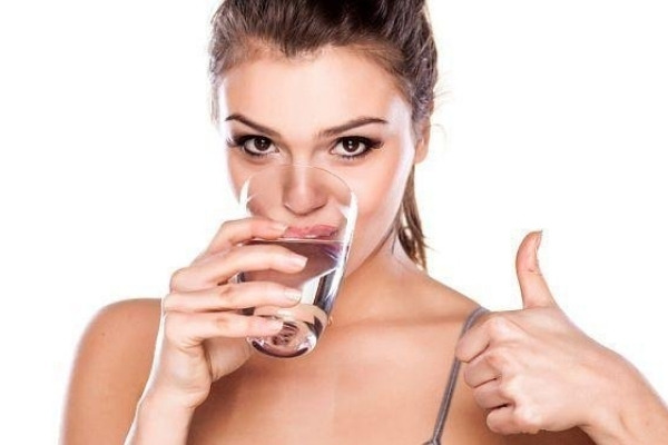 Uống nhiều nước để ngăn ngừa bệnh huyết áp thấp