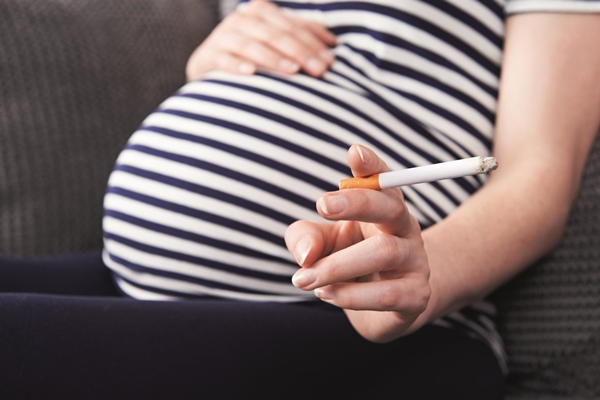 Trước khi mang thai mẹ có sử dụng thuốc lá rất dễ khiến trẻ bị dị tật tim bẩm sinh