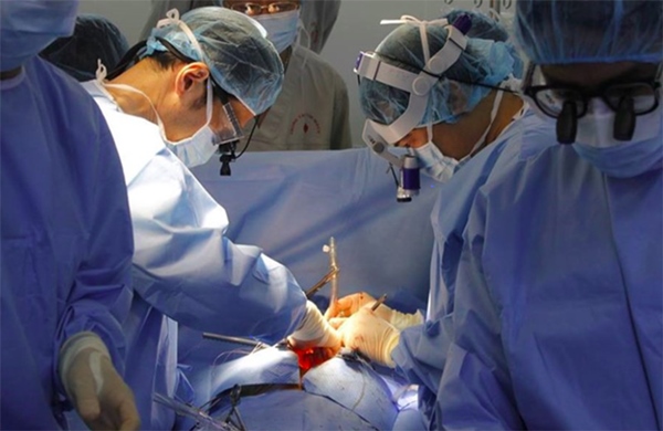 Trẻ sẽ phải thực hiện ca phẫu thuật nếu kỹ thuật ống thông tim không thể can thiệp