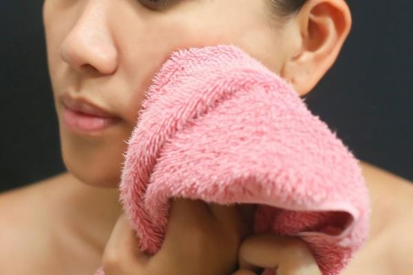 Phòng ngừa đau mắt hột bằng cách rửa sạch mặt