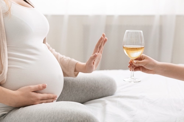 Mẹ bầu không nên uống rượu, hút thuốc trước và trong thai kỳ để giảm nguy cơ trẻ mắc tim bẩm sinh
