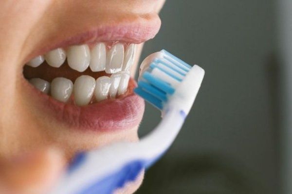 Chị em nên đánh răng bình thường từ 1 tuần sau khi sinh con