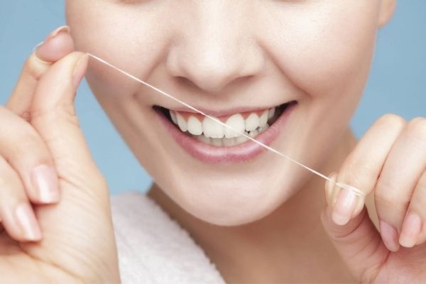 Sử dụng chỉ nha khoa để làm sạch các kẽ răng